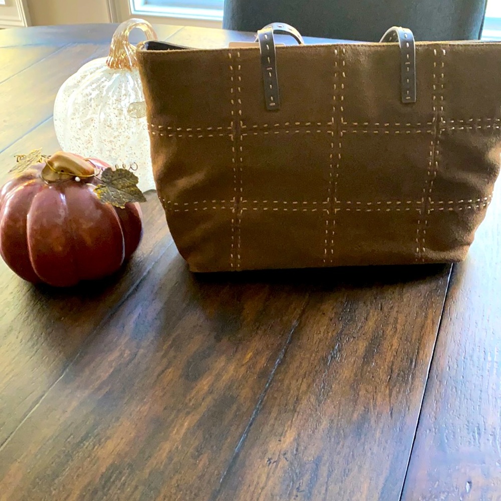 Suede leather brown bag great for the fall, and winter attire.
